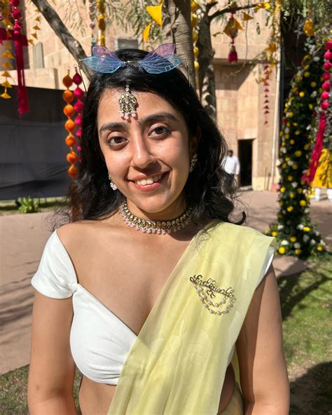 Nikie | The yellowest of hues from the yellowest times at