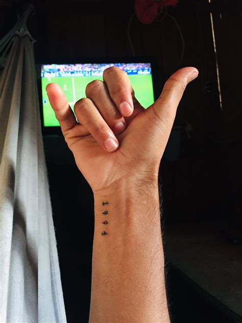 Pin de Nis De em Sleeve | Tatuagem no pulso, Tatuagens pequenas, Tatoo