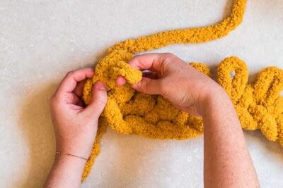 How to Make a Chunky Hand Knit Blanket - xoxoBella