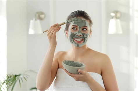Máscara facial de argila: como aplicar e os seus benefícios para a pele ...