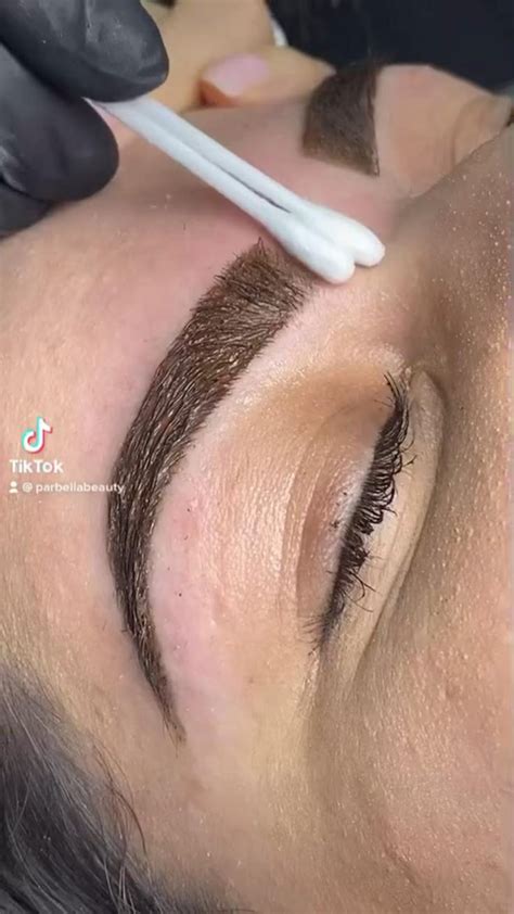 How satisfying is this eyebrow tint process? 👀 credit: @parbellabeauty ...