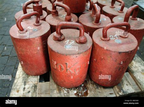 50 kg weights on a palette Stock Photo - Alamy