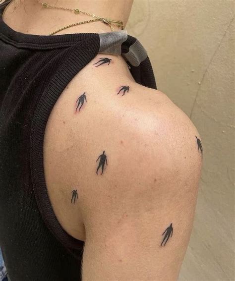Pin oleh K di ☆ 𝙗𝙤𝙙𝙮 𝙘𝙖𝙣𝙫𝙖𝙨 !! | Tato pria, Tato tangan, Tato kecil