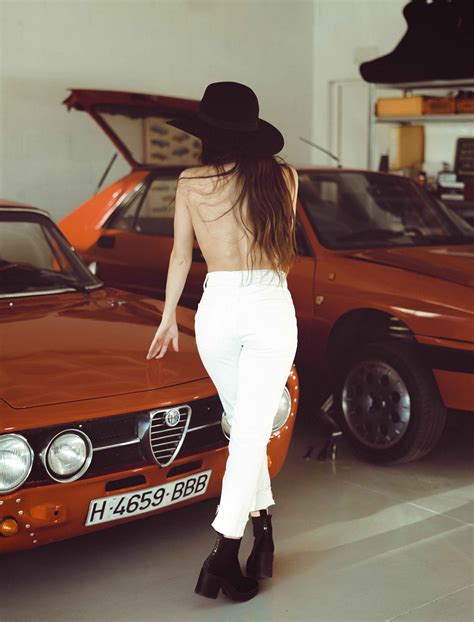 Férfiálom: menő sportkocsik, gyönyörű csajok - Player.hu