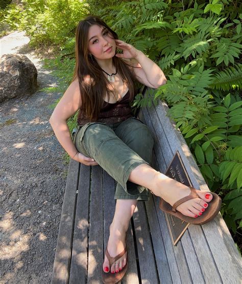 The look I give you while I tease you with my pretty feet 🥰 : u/NekoNymphe