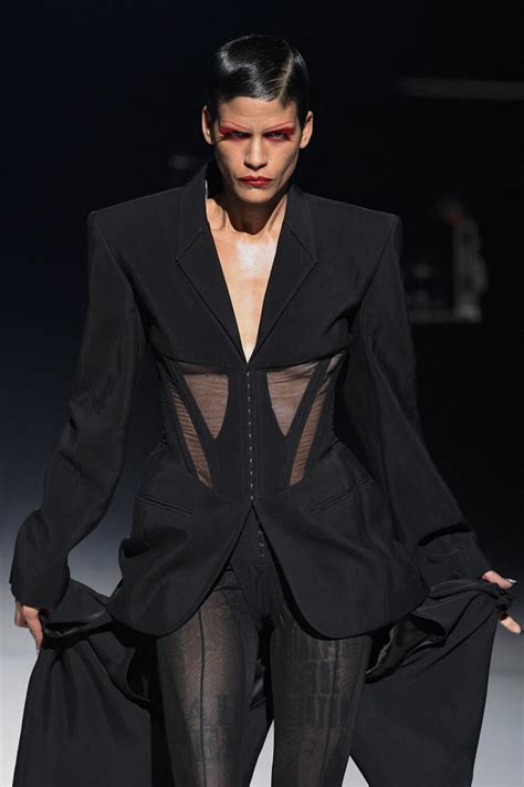 Photo : Omahyra Mota lors du défilé Thierry Mugler collection automne