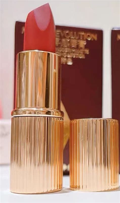 Charlotte Tilbury Матовая губная помада MATTE REVOLUTION Lipstick (Walk ...
