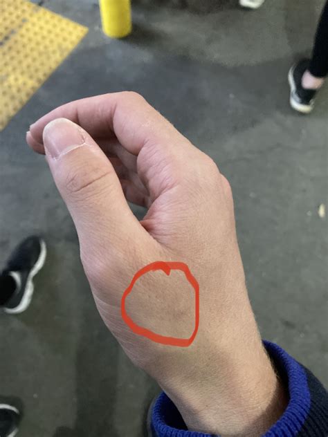 New player - Right hand/wrist hurts here after playing 3 times in a