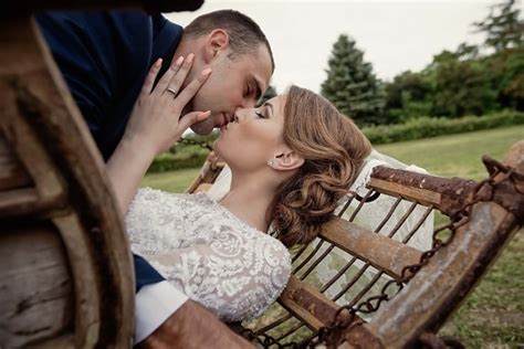 フリー写真画像: 花嫁, 花婿, 写真のモデル, ウェディングドレス, スーツ, ウォーキング, 愛, 結婚式, 結婚, ドレス