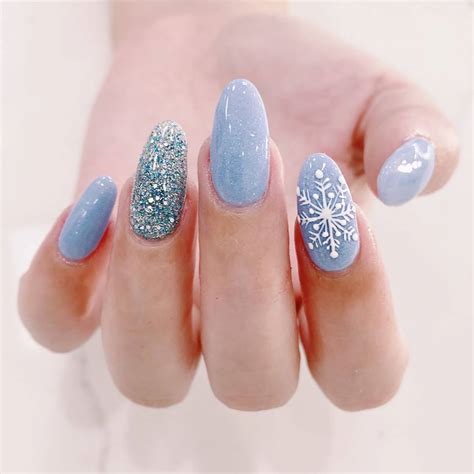 7 Snowflake Nail Art Ideas for Your Next Winter Manicure | Sydne Style