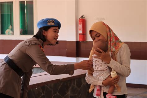 Layaknya Seorang Ibu, Peran Polwan Sebagai Abdi Masyarakat