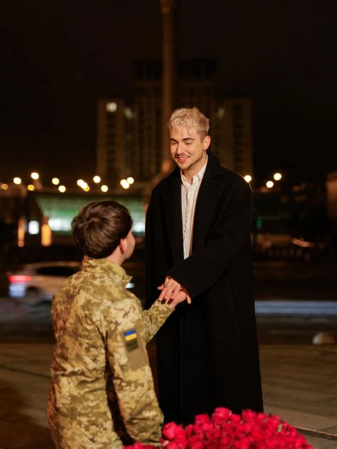 Melovin і парамедик ЗСУ Петро Злотя заручилися на Майдані Незалежності