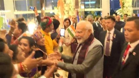 indian diaspora welcomes pm modi   asean india summit