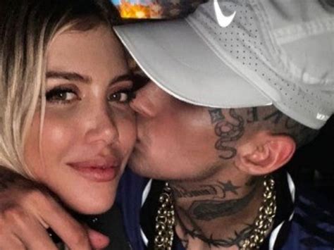 L-Gante y Wanda Nara se mostraron mimosos en la noche porteña