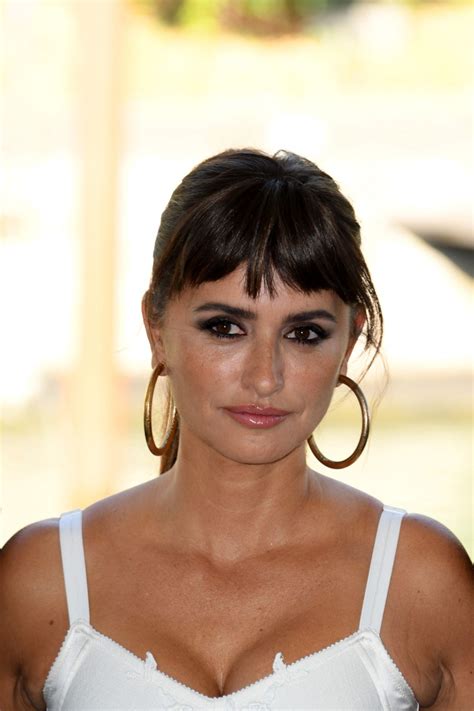 PENELOPE CRUZ Arrives at En Los Margenes Photocall at Venice Film
