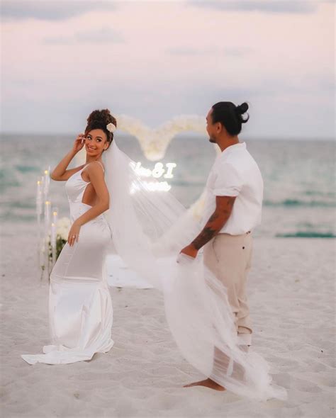 Peacock' Love Island