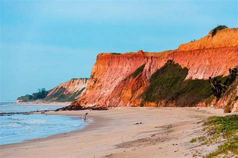 Praia Das Falésias - Praia das Falésias oferece tranquilidade e beleza natural em Marataízes ...