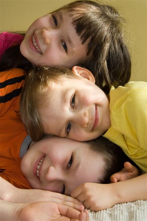 Bambini felici fotografia stock. Immagine di sorridere - 2063984