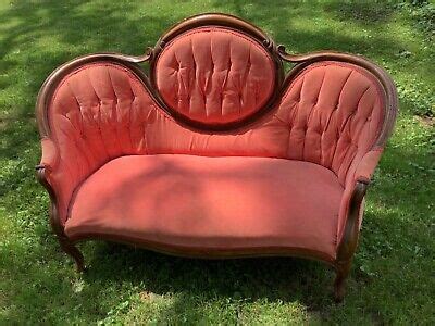 1800-1899 - Antique Victorian Loveseat - Vatican