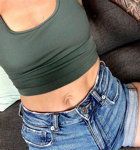 My belly button is waiting for you! : r/NavelAddict