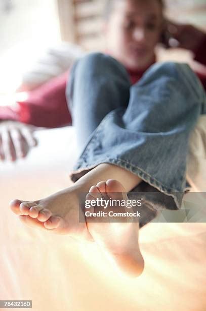Teen Girls Bare Feet Fotografías e imágenes de stock - Getty Images