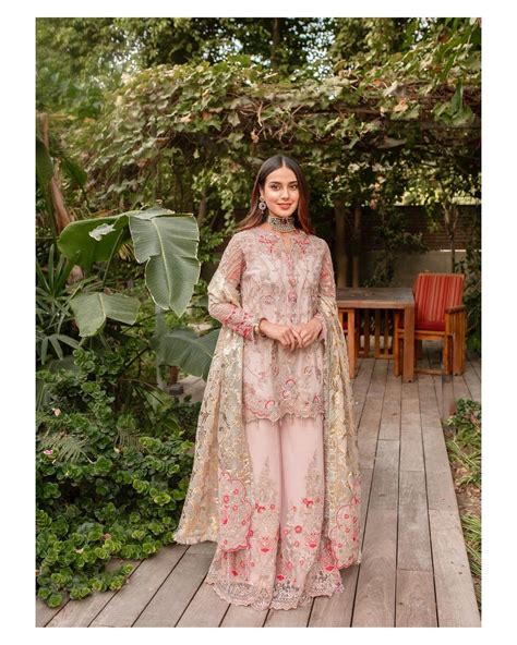 Iqra Aziz Outfits - 17 of Iqra Aziz's Best Dresses Ever | Pakistani
