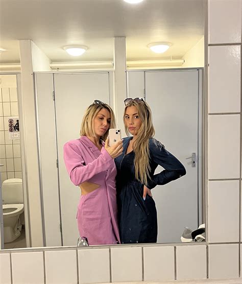 TW Pornstars - Lane_Sisters. Twitter. Dieu que l’on se ressemble 😍🥵🙊