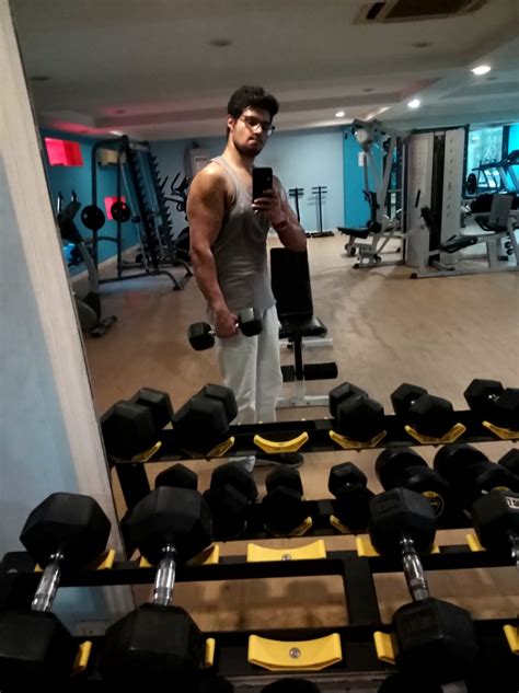 Desi Bong Munda Here to Serve You Ladies, Indian Male escort in Kolkata