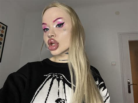 I love to be bimbo, it’s all i have in my life. Sad that I didn’t find