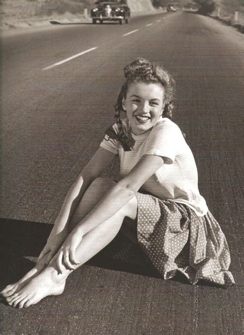 Marilyn Monroe by Andre De Dienes, 1945 | Marilyn monroe, Marilyn