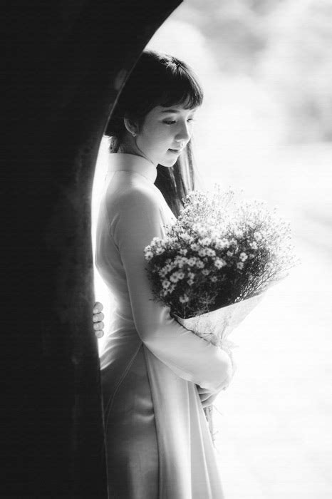[フリー写真] アオザイ姿でカスミソウをの花束を持つベトナム人女性でアハ体験 | GAHAG | 著作権フリー写真・イラスト素材集 ...