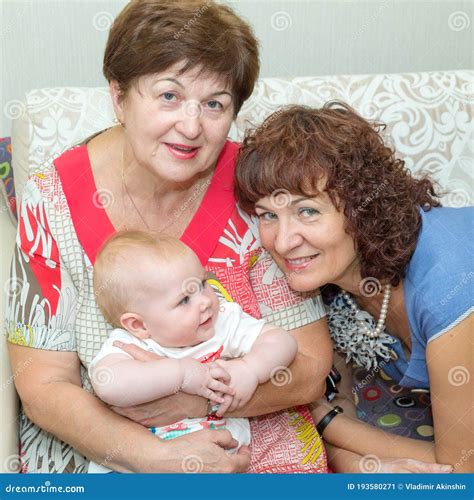 Dos Jóvenes Y Hermosas Abuelas Se Comunican Con Una Nieta Pequeña