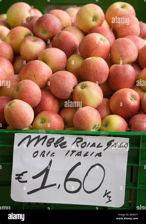 Apple royal gala italy hi-res stock photography and images - Alamy