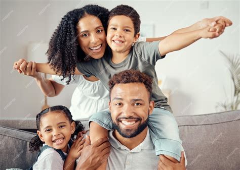 Imagem De Filhos - Mãe pai e filhos em retrato de família e ligação em casa ou sala de ...
