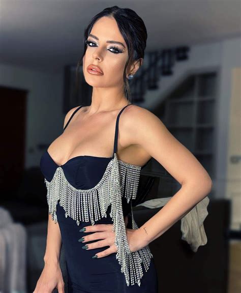 Simge Sağın cesur sahne kıyafetiyle ortalığı yaktı - Haber3