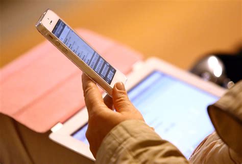 La madre della ragazzina adescata dal prof: va cacciato. “Ma resta in