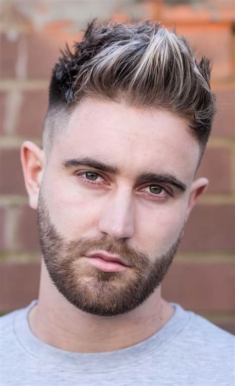 Critics are debating the highlights hair men trend on social media 11