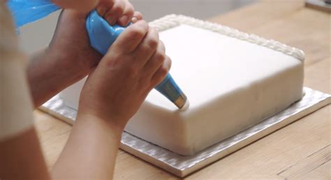 how to put fondant icing on a cake