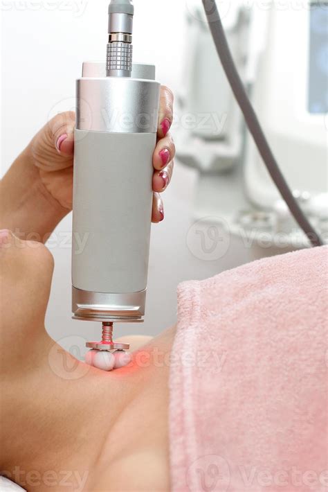 Facial electro vibro massage, innovation beauty sistem 6659473 Stock