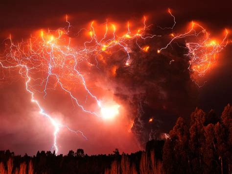 Awesome: Storms of Volcanic Lightning | Geeks3D