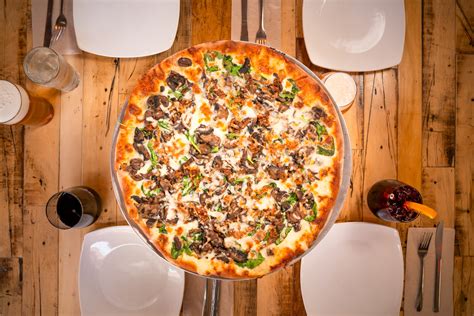 Wild-Tomato-Pizza-Old-School- – THE ALIBI MARINA | FISH CREEK, WI