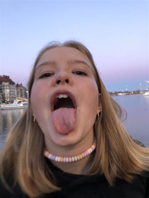 Long tongue girls - 85 фото