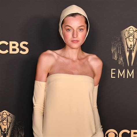 Emma Corrin ha llevado el look negro de Miu Miu más impactante que