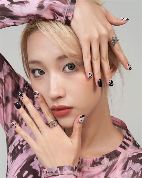 Midnight Veil|manicure|eye|jump color|black|nude|glossy|squoval|short