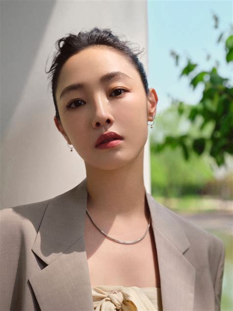 China Entertainment News: Bai Baihe at art gallery opening