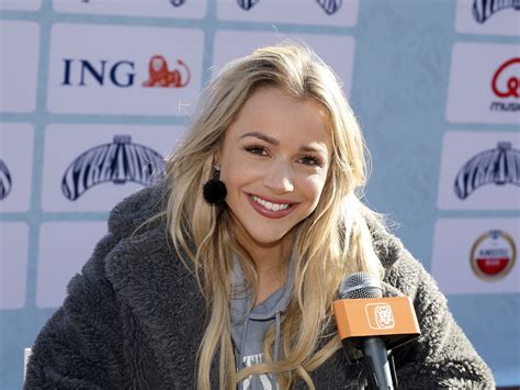 Britt Dekker blikt met prachtige detailfoto’s terug op bruiloft