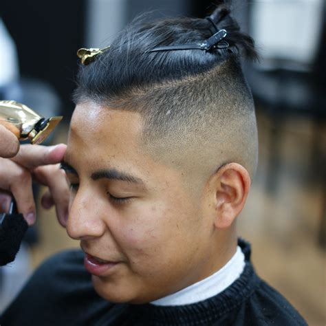 Barbers are discussing the revival of the classic men's pompadour 11