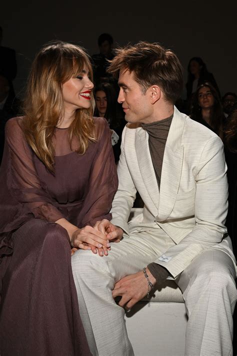 Robert Pattinson y Suki Waterhouse posan juntos por primera vez en ...