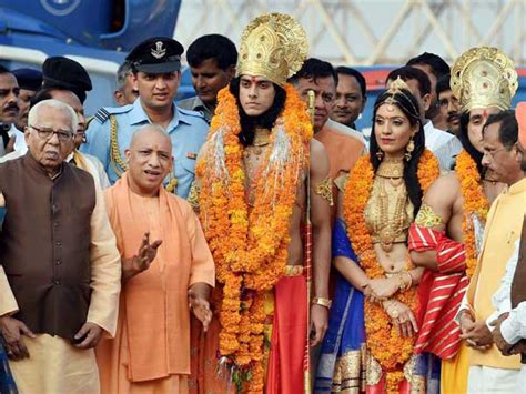 Lord Ram, Sita’s grand chopper entry in Ayodhya for Diwali - Oneindia News