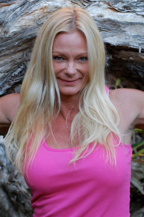 Raye Hollitt - About - Entertainment.ie